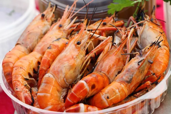 Gegrilde garnalen met zeevruchten saus is heerlijk — Stockfoto