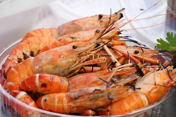 Gegrilde garnalen met zeevruchten saus is heerlijk — Stockfoto