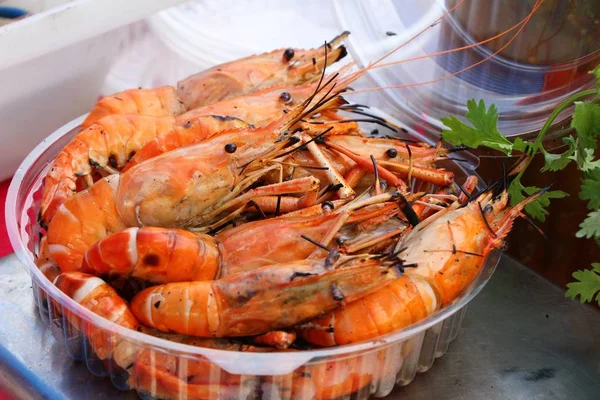 Gegrilde garnalen met zeevruchten saus is heerlijk — Stockfoto