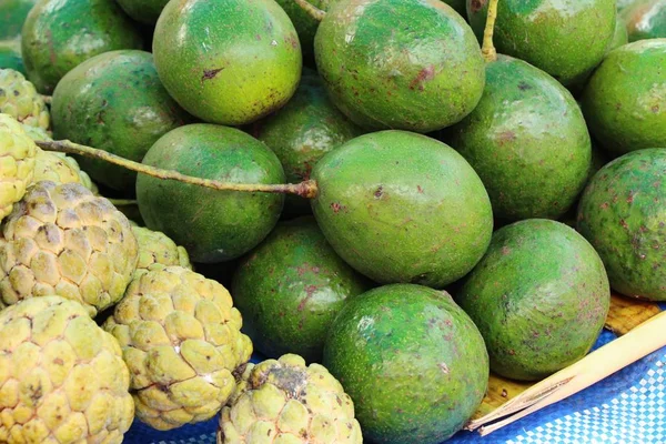 Frische grüne Avocado ist köstlich auf dem Markt — Stockfoto