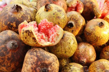 Nar meyve sokak gıda lezzetlidir