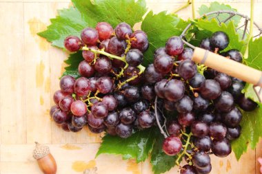 Ahşap arka plan üzerinde lezzetli taze meyve üzüm