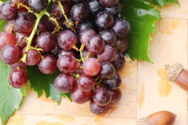 Ahşap arka plan üzerinde lezzetli taze meyve üzüm