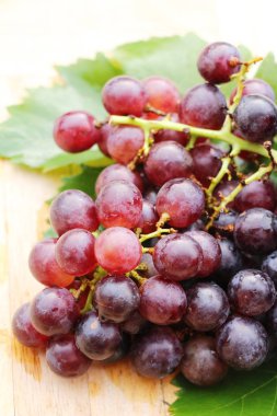 Ahşap arka plan üzerinde lezzetli taze meyve üzüm