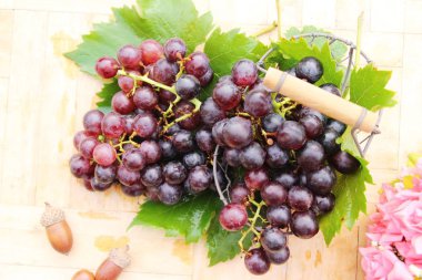 Ahşap arka plan üzerinde lezzetli taze meyve üzüm