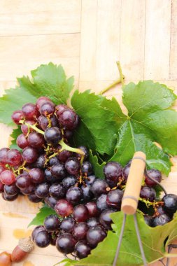 Ahşap arka plan üzerinde lezzetli taze meyve üzüm