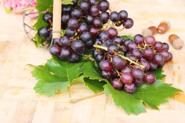 Ahşap arka plan üzerinde lezzetli taze meyve üzüm