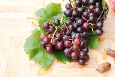 Ahşap arka plan üzerinde lezzetli taze meyve üzüm