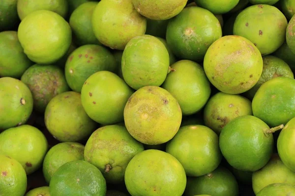 Свежий лимон для приготовления пищи на рынке — стоковое фото