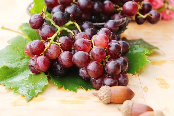 Vers fruit druiven heerlijk op hout achtergrond — Stockfoto