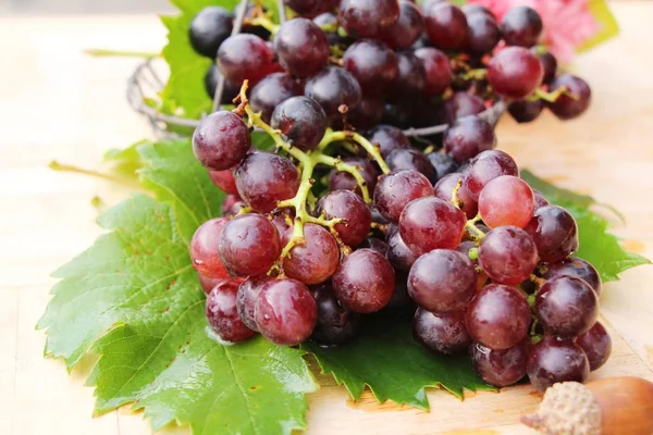 Ahşap arka plan üzerinde lezzetli taze meyve üzüm