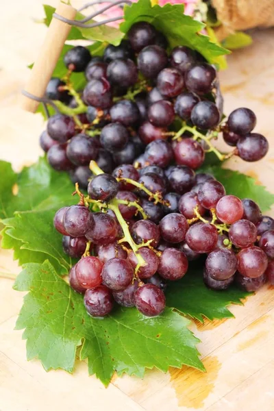 Ahşap arka plan üzerinde lezzetli taze meyve üzüm