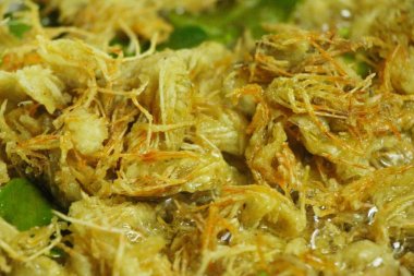 Lezzetli kızarmış karides çene yapıyor