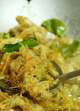 Lezzetli kızarmış karides çene yapıyor