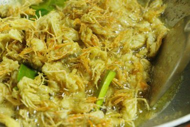 Lezzetli kızarmış karides çene yapıyor