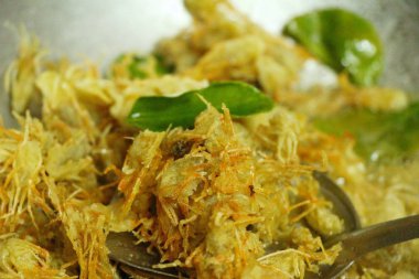 Lezzetli kızarmış karides çene yapıyor