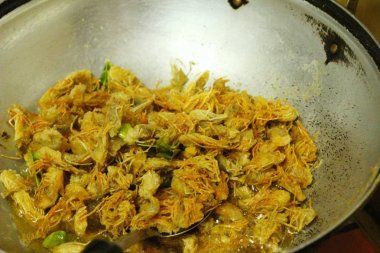 Lezzetli kızarmış karides çene yapıyor