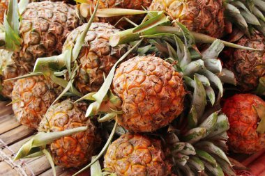 Taze ananas sokak yemeklerinde lezzetlidir.