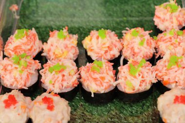 Karışık rulo suşi kümesi lezzetli, Japon besindir
