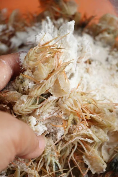 Hacer la barbilla de camarones fritos es delicioso — Foto de Stock