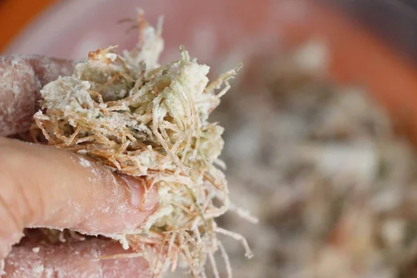 Fazendo queixo de camarão frito é delicioso — Fotografia de Stock