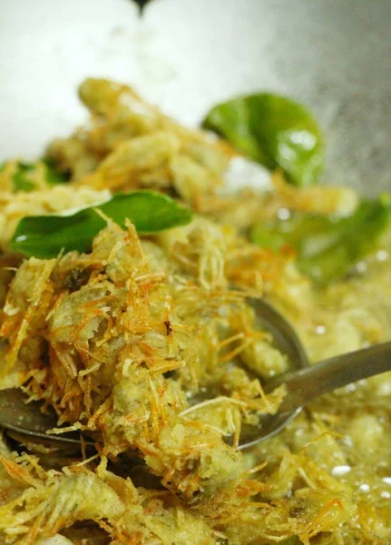 Lezzetli kızarmış karides çene yapıyor