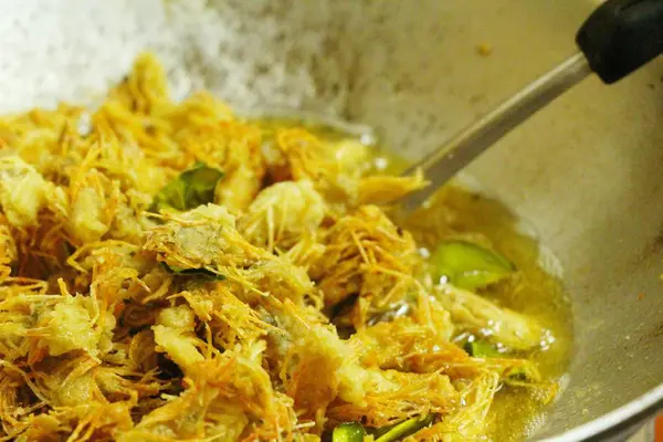 Lezzetli kızarmış karides çene yapıyor