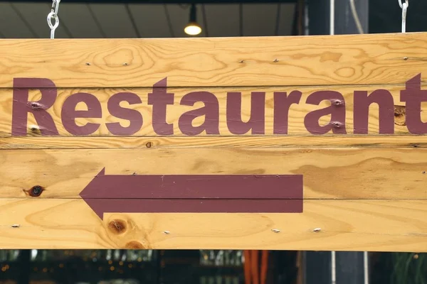 Symboliser flèche pointant aller au restaurant façon — Photo