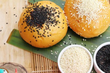 Susam ve haşhaş tohumları ile ekmek topuz