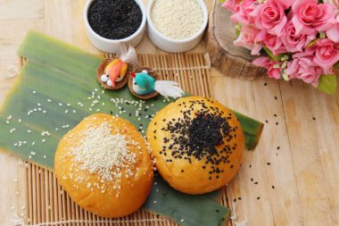 Susam ve haşhaş tohumları ile ekmek topuz