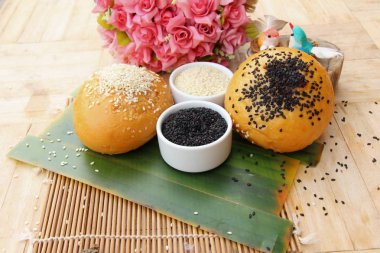 Susam ve haşhaş tohumları ile ekmek topuz