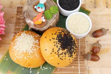 Susam ve haşhaş tohumları ile ekmek topuz