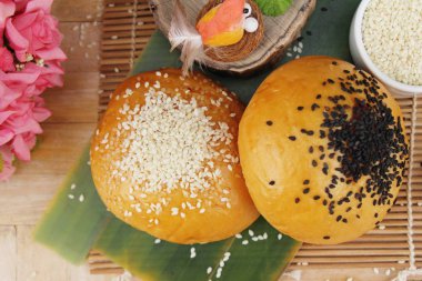 Susam ve haşhaş tohumları ile ekmek topuz