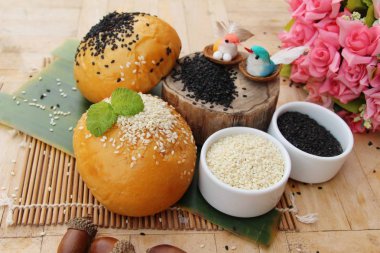 Susam ve haşhaş tohumları ile ekmek topuz