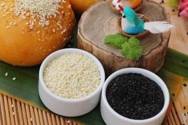 Susam ve haşhaş tohumları ile ekmek topuz