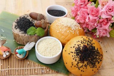 Susam ve haşhaş tohumları ile ekmek topuz