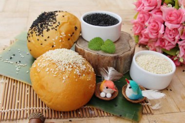 Susam ve haşhaş tohumları ile ekmek topuz