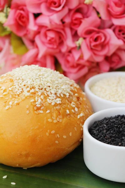 Susam ve haşhaş tohumları ile ekmek topuz