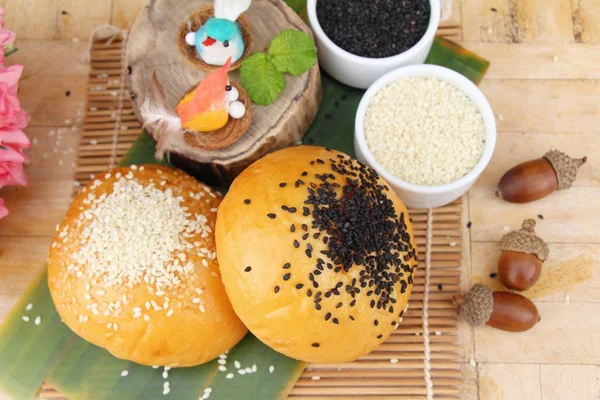 Susam ve haşhaş tohumları ile ekmek topuz