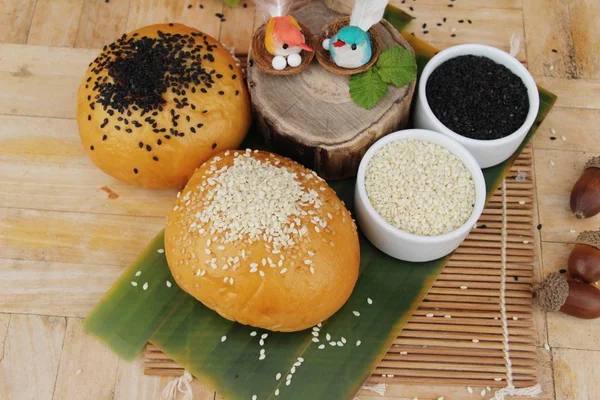 Susam ve haşhaş tohumları ile ekmek topuz