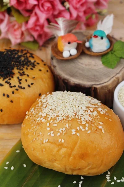 Brood broodje met sesam en maanzaad zaden — Stockfoto