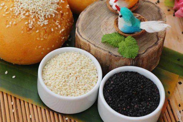 Susam ve haşhaş tohumları ile ekmek topuz