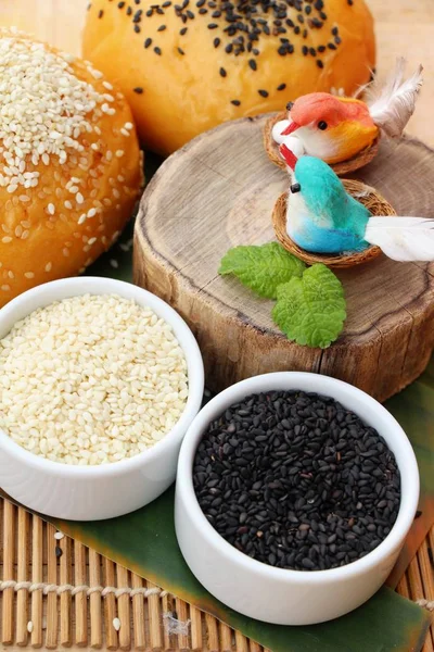 Susam ve haşhaş tohumları ile ekmek topuz