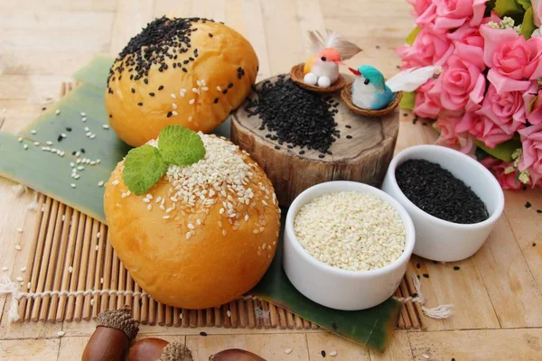 Susam ve haşhaş tohumları ile ekmek topuz