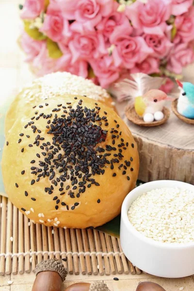 Susam ve haşhaş tohumları ile ekmek topuz