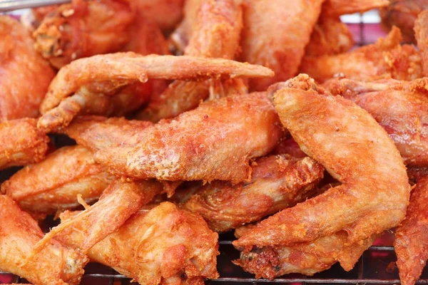 Ayam goreng sangat lezat dalam makanan jalanan. — Stok Foto