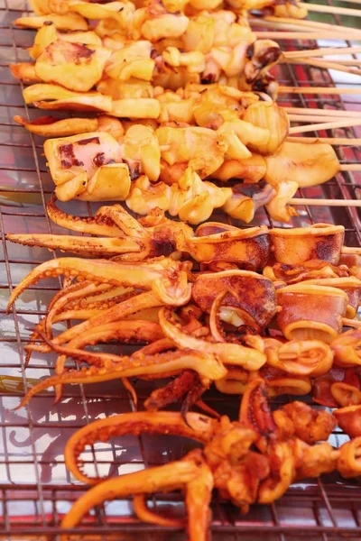 Calamari alla griglia è delizioso nel mercato — Foto Stock
