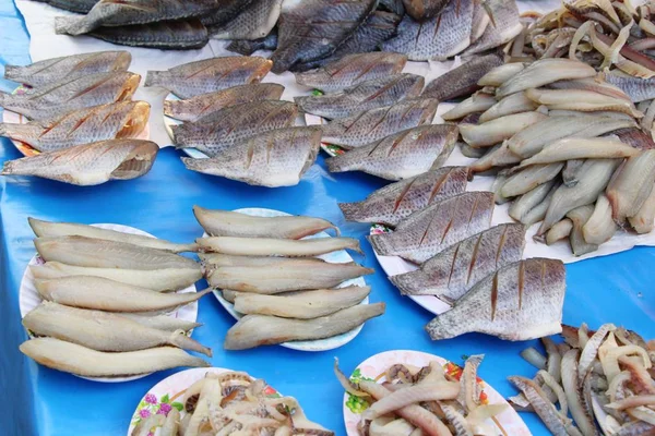 Verse vis voor het koken op de markt — Stockfoto