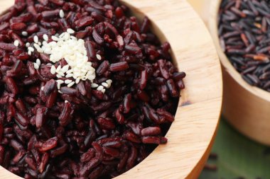 siyah pirinç ve ham organik riceberry pirinç pişirmek