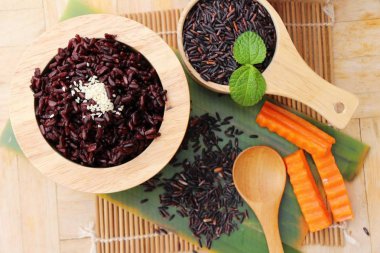 siyah pirinç ve ham organik riceberry pirinç pişirmek